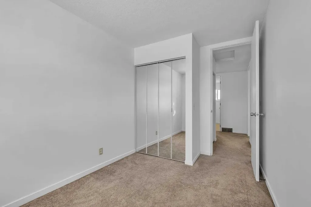 318 Marlborough Way NE Calgary AB T2A 6R9