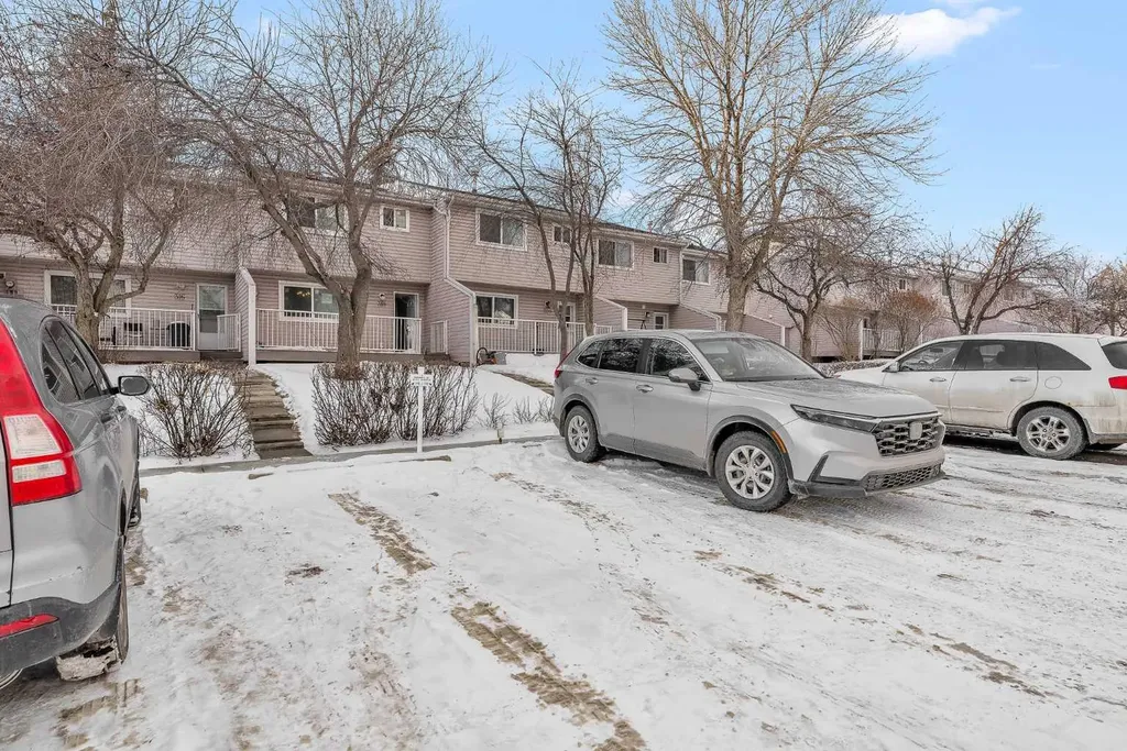 318 Marlborough Way NE Calgary AB T2A 6R9