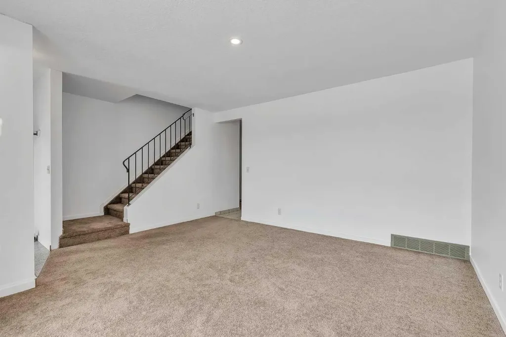 318 Marlborough Way NE Calgary AB T2A 6R9