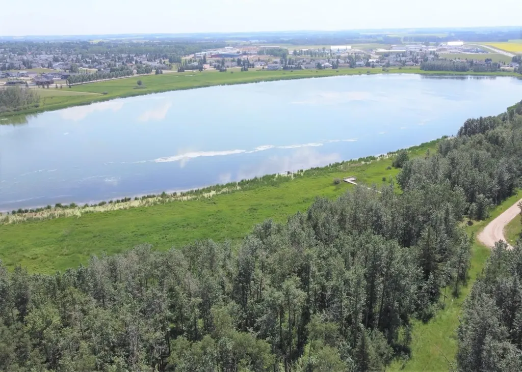 5650 Lakeside Way Innisfail AB T4G 0H4