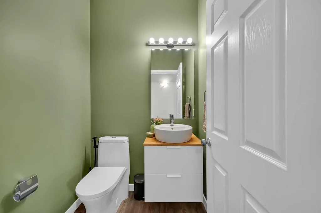 19 Bridleridge Green SW Calgary AB T2Y 0E4