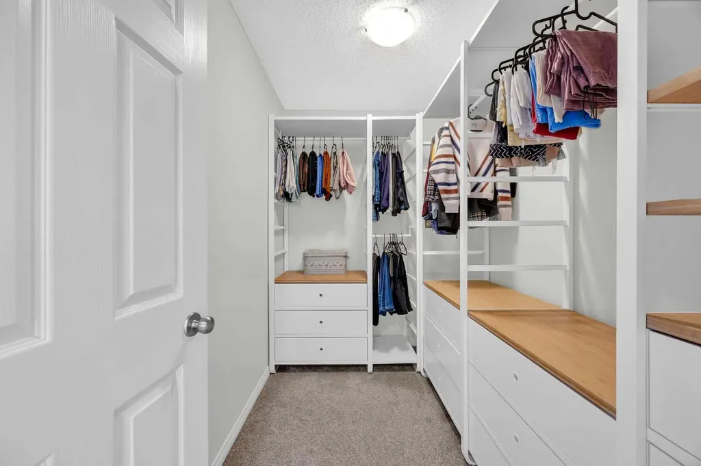 19 Bridleridge Green SW Calgary AB T2Y 0E4