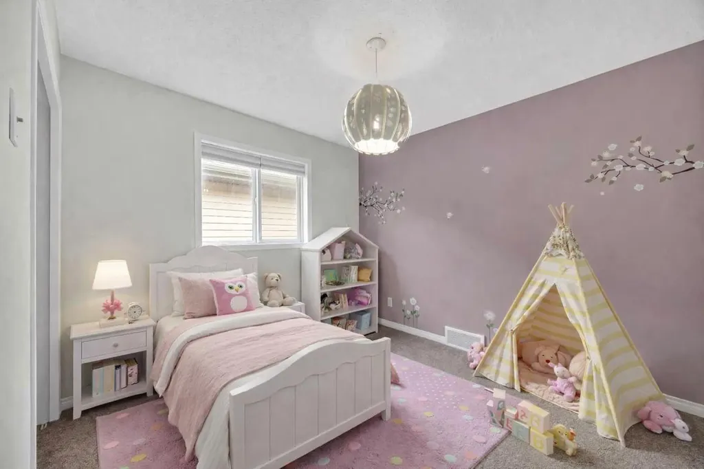 19 Bridleridge Green SW Calgary AB T2Y 0E4