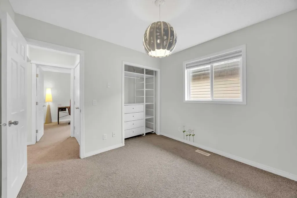19 Bridleridge Green SW Calgary AB T2Y 0E4