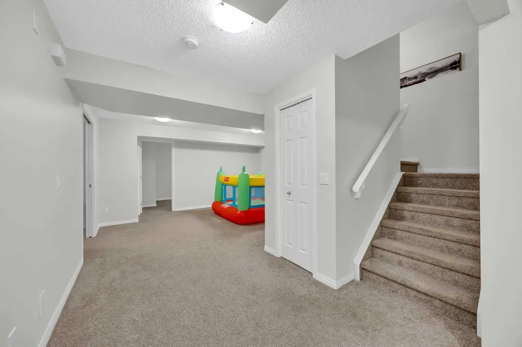 19 Bridleridge Green SW Calgary AB T2Y 0E4