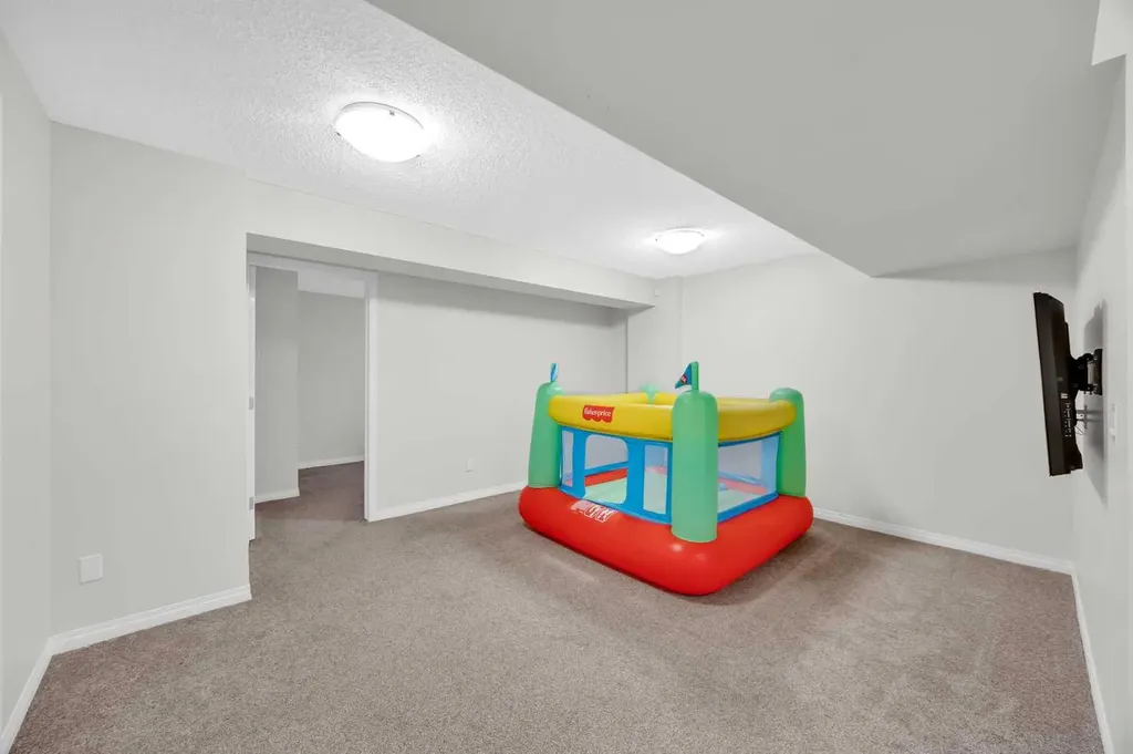 19 Bridleridge Green SW Calgary AB T2Y 0E4