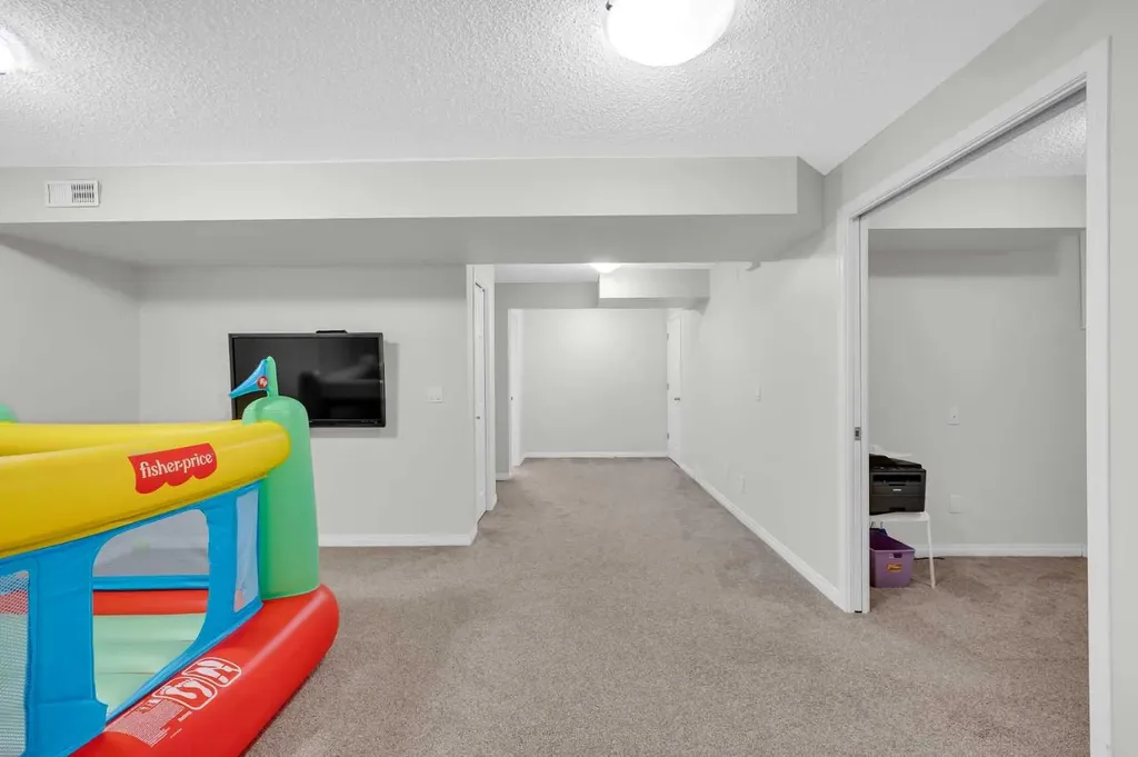 19 Bridleridge Green SW Calgary AB T2Y 0E4