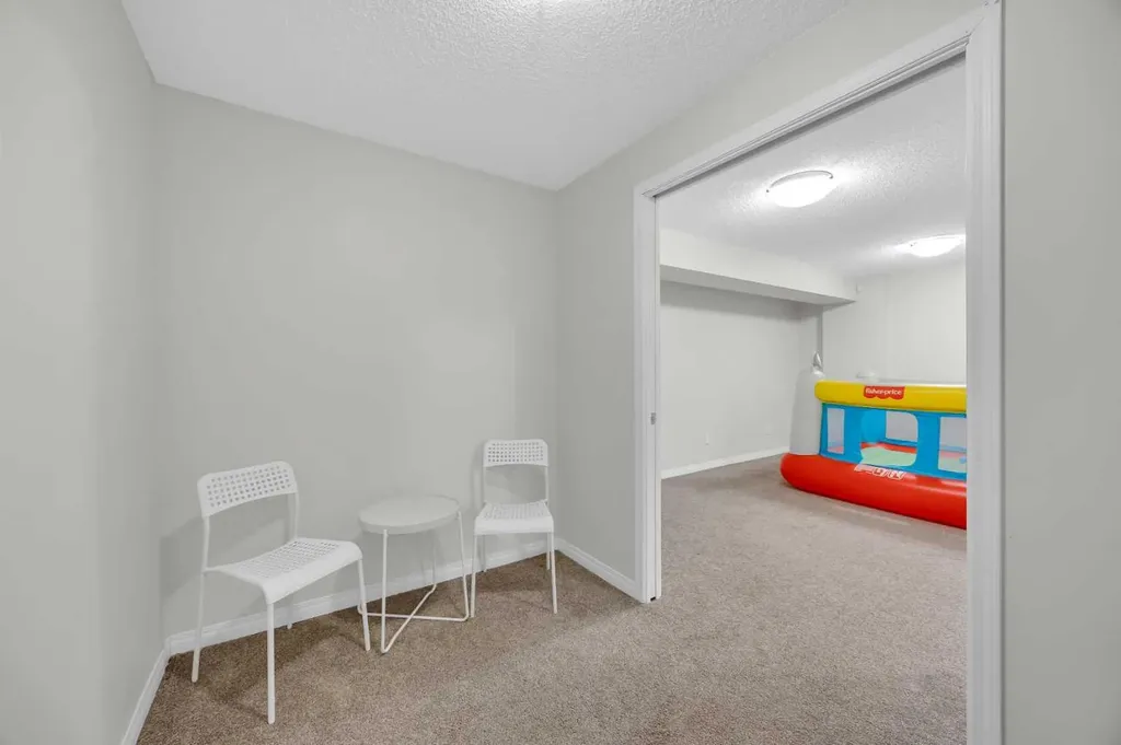 19 Bridleridge Green SW Calgary AB T2Y 0E4