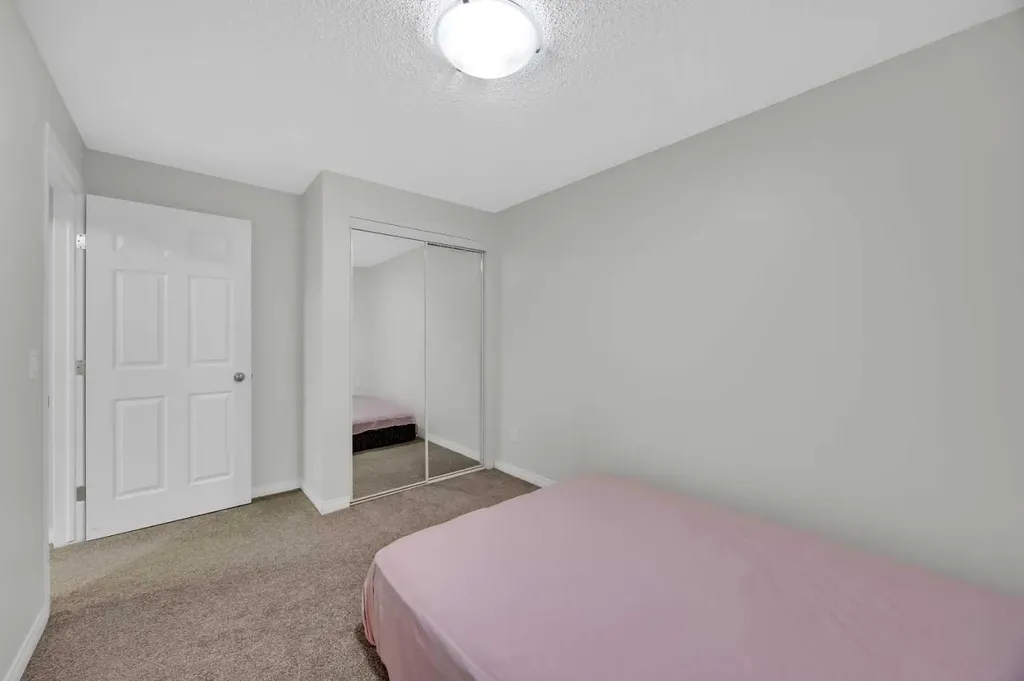 19 Bridleridge Green SW Calgary AB T2Y 0E4