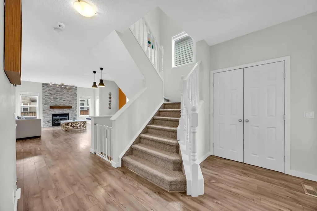 19 Bridleridge Green SW Calgary AB T2Y 0E4
