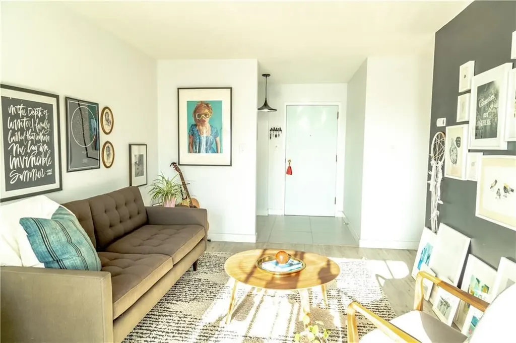523 15 Avenue SW Calgary AB T2R 0R3
