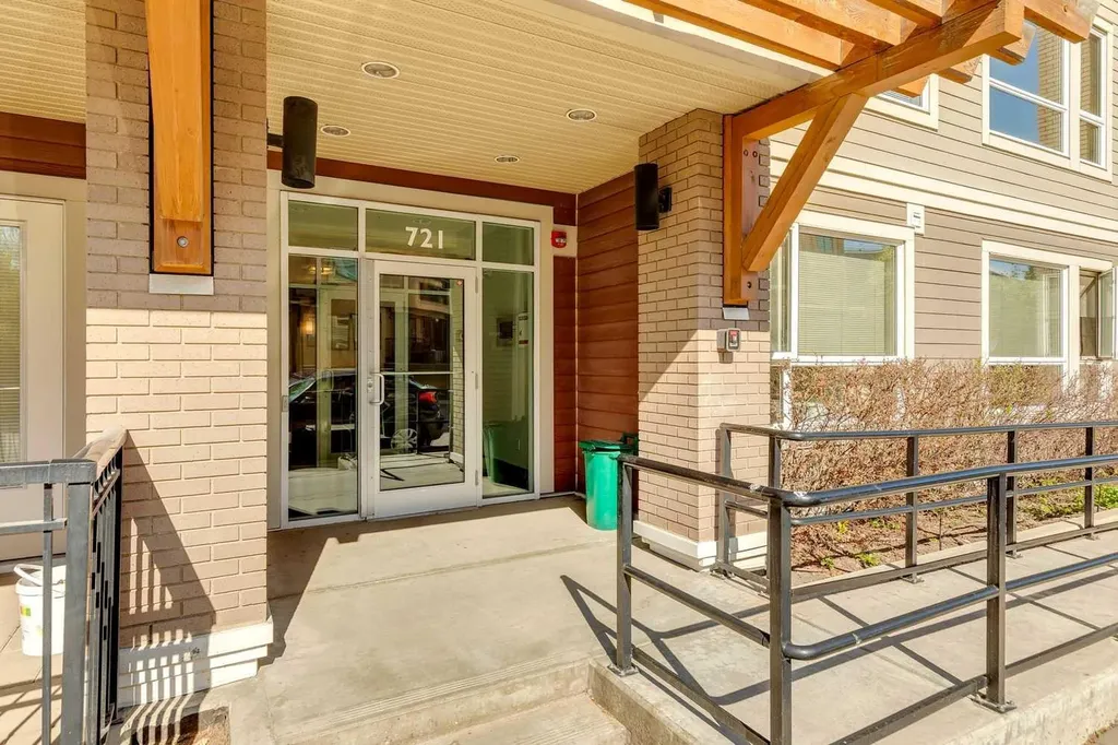 721 4 Street NE Calgary AB T2E 3S7
