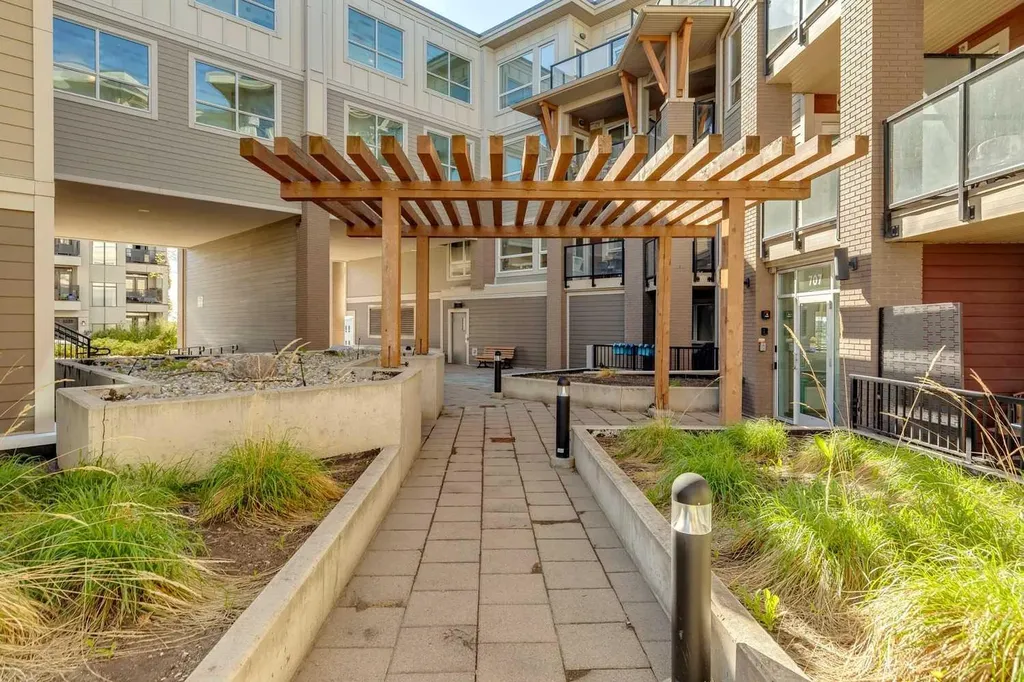 721 4 Street NE Calgary AB T2E 3S7