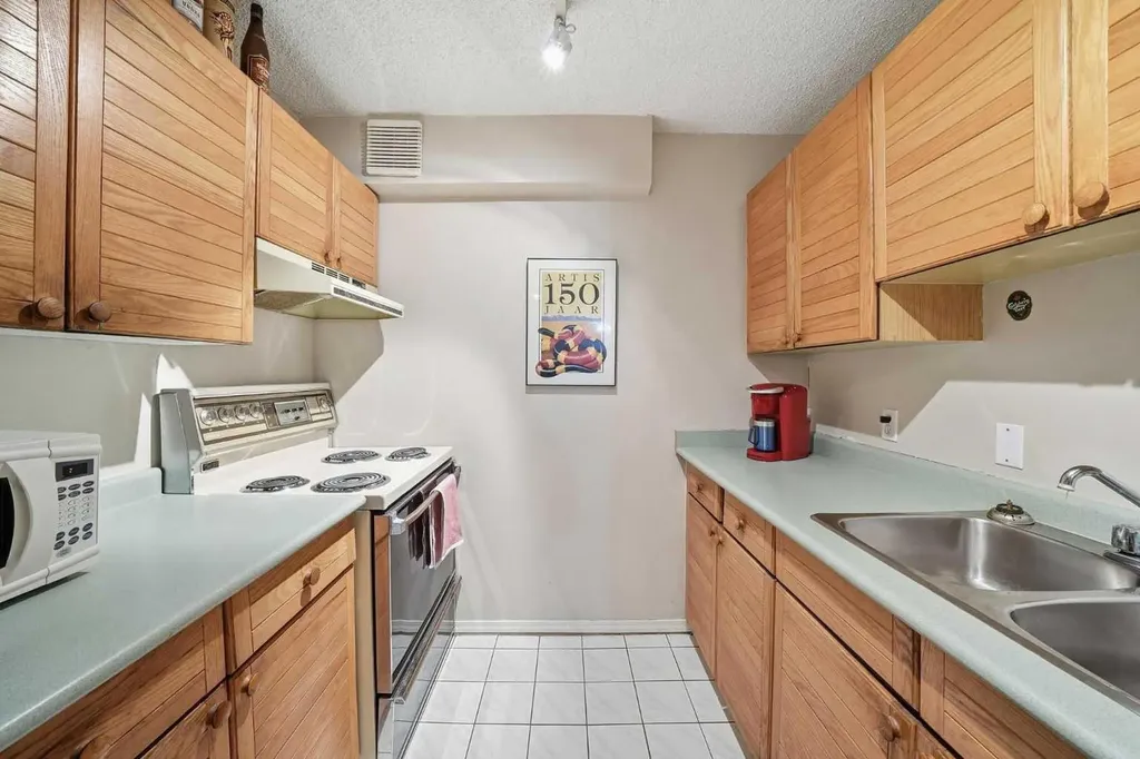 718 12 Avenue SW Calgary AB T2R 0H7