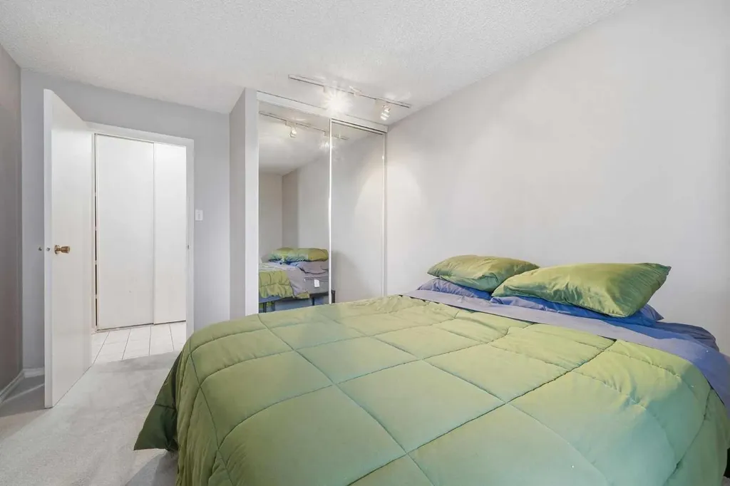 718 12 Avenue SW Calgary AB T2R 0H7