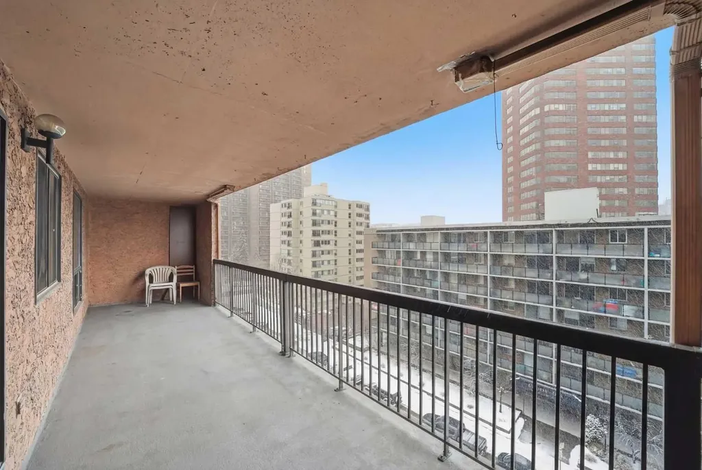 718 12 Avenue SW Calgary AB T2R 0H7