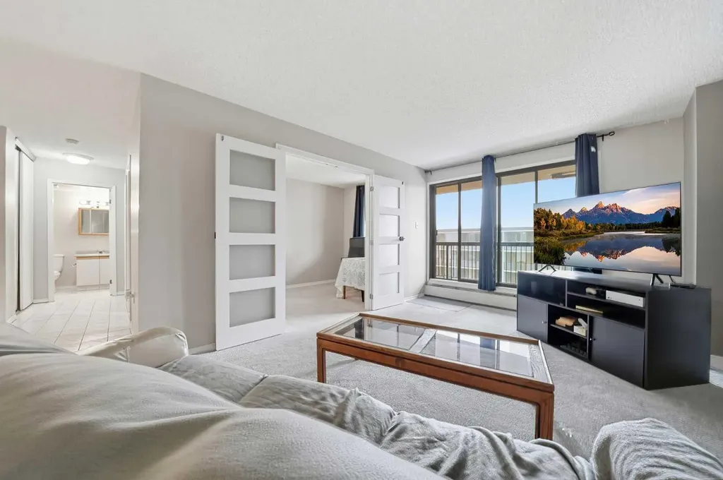 718 12 Avenue SW Calgary AB T2R 0H7