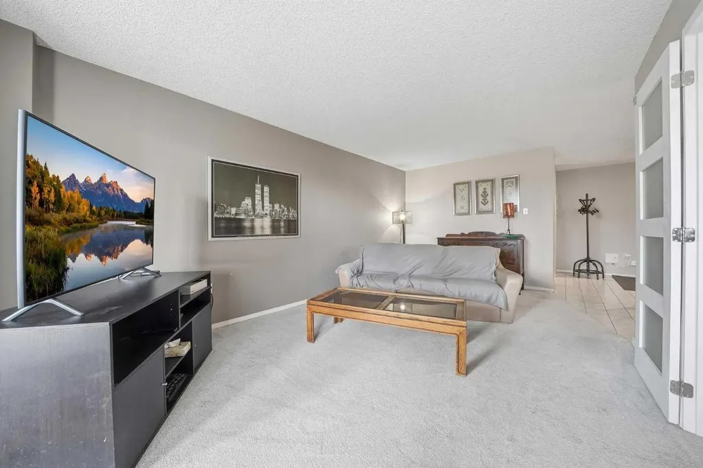 718 12 Avenue SW Calgary AB T2R 0H7