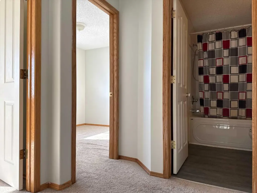 244 Los Alamos Place NE Calgary AB T1Y 7G7