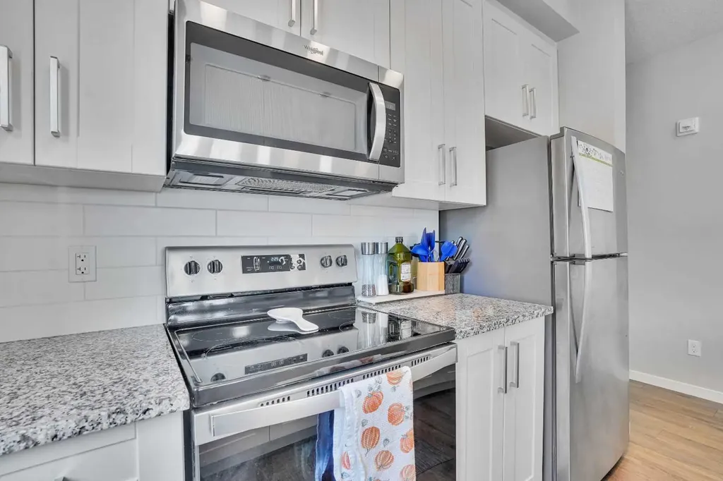 30 Mahogany Mews SE Calgary AB T3M 3H4