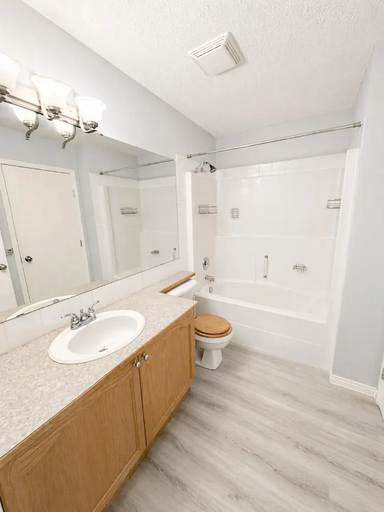 103 Strathaven Drive E Strathmore AB T1P1W3