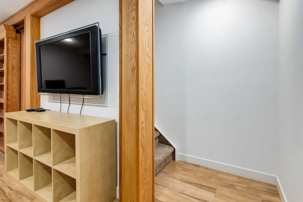 1720 12 Street SW Calgary AB T2T3M9