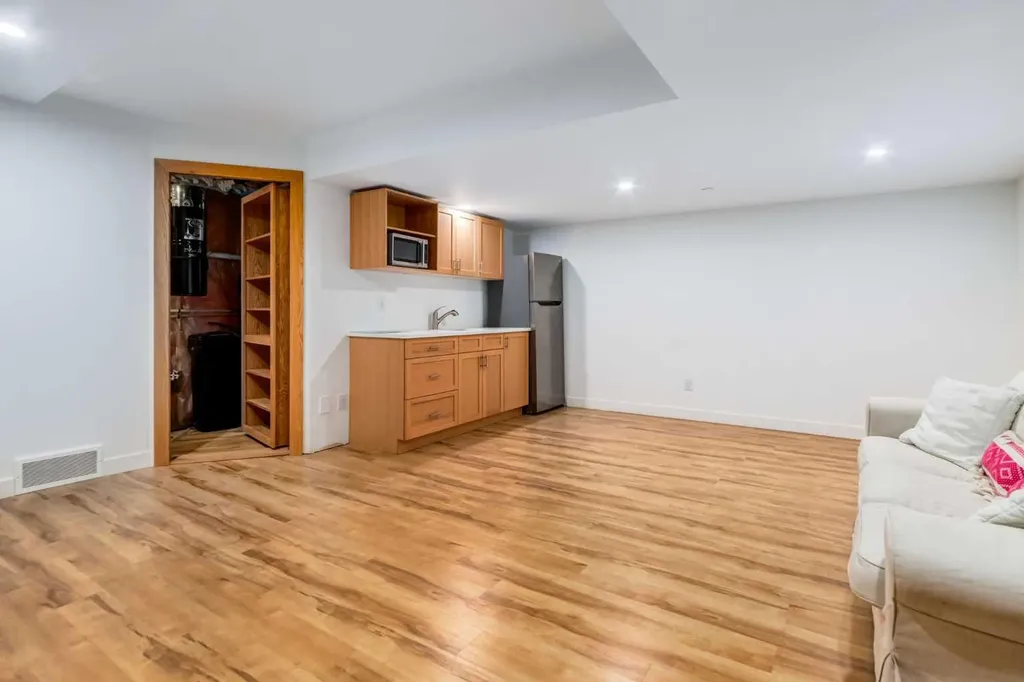 1720 12 Street SW Calgary AB T2T3M9