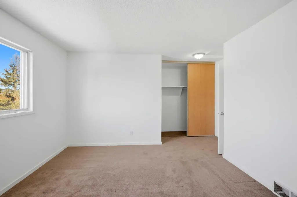 19 Appletree Close SE Calgary AB T2A 7J1