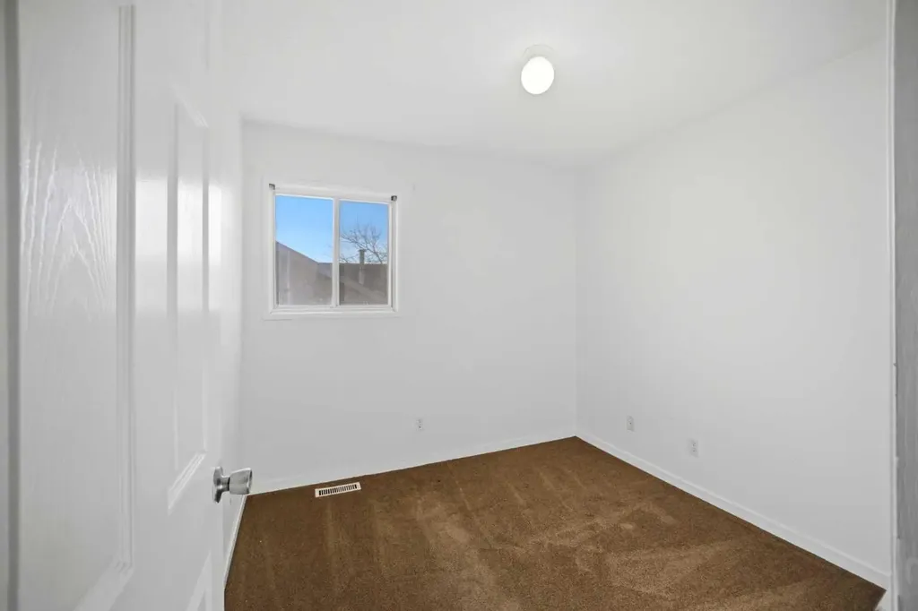 19 Appletree Close SE Calgary AB T2A 7J1
