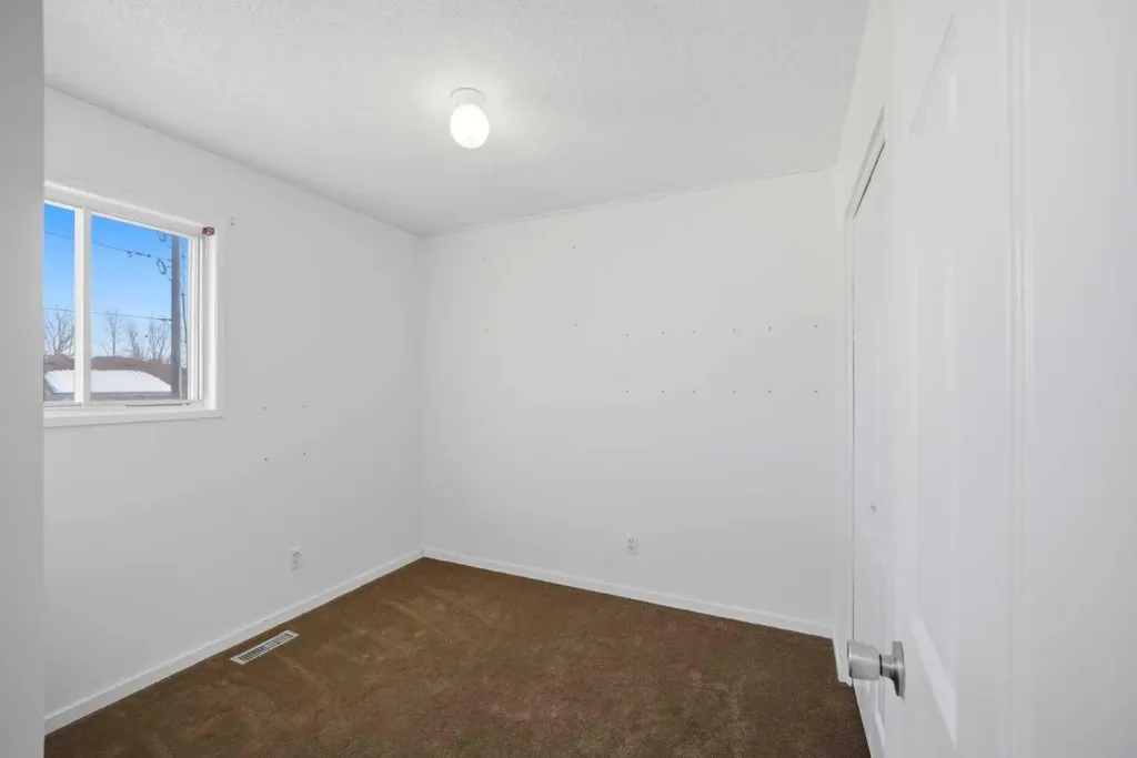 19 Appletree Close SE Calgary AB T2A 7J1