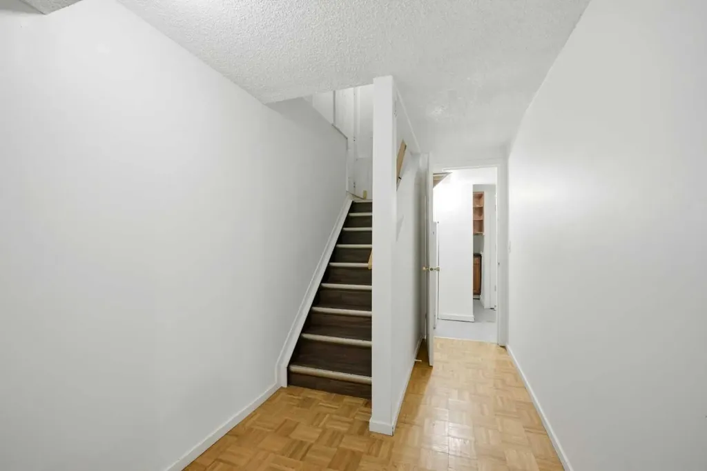 19 Appletree Close SE Calgary AB T2A 7J1