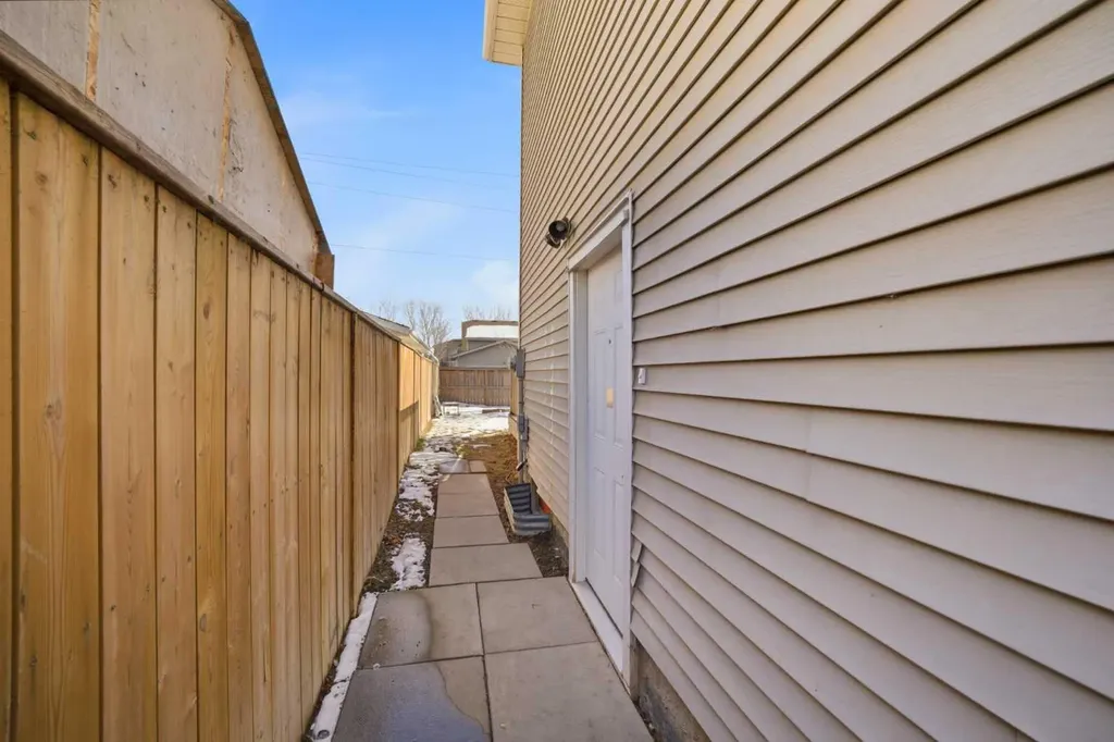 19 Appletree Close SE Calgary AB T2A 7J1