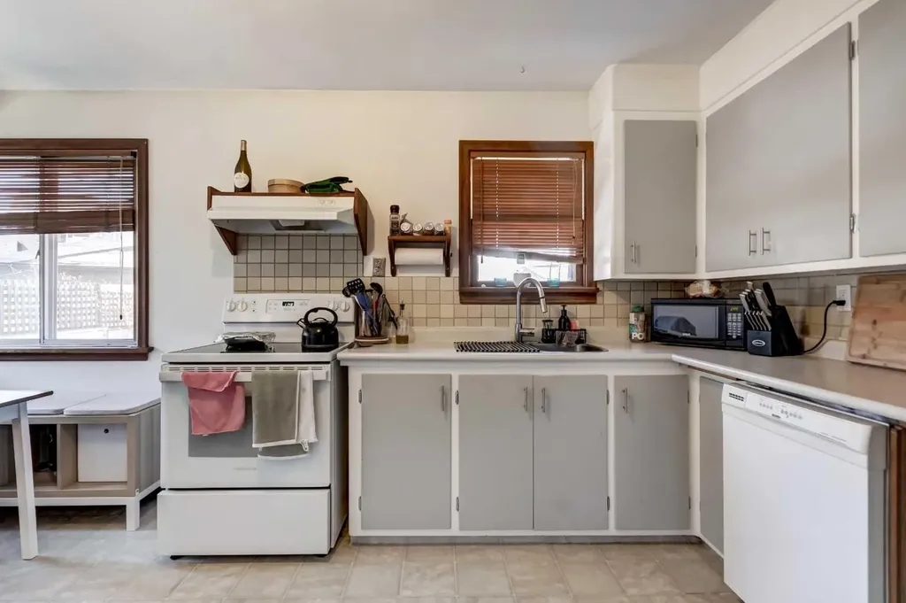 527 35a Street NW Calgary AB T2N 3A1