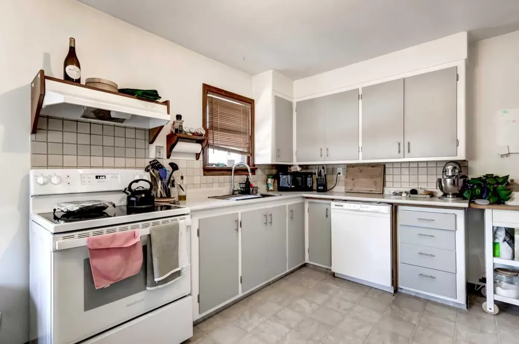 527 35a Street NW Calgary AB T2N 3A1