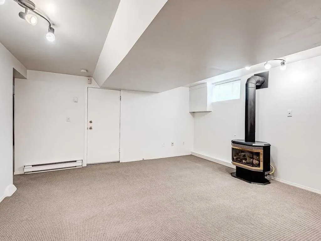 527 35a Street NW Calgary AB T2N 3A1