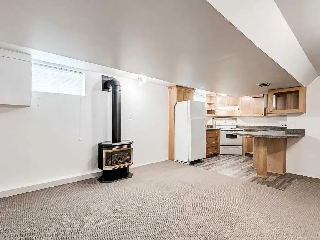 527 35a Street NW Calgary AB T2N 3A1