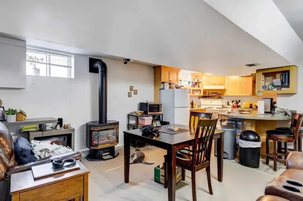 527 35a Street NW Calgary AB T2N 3A1