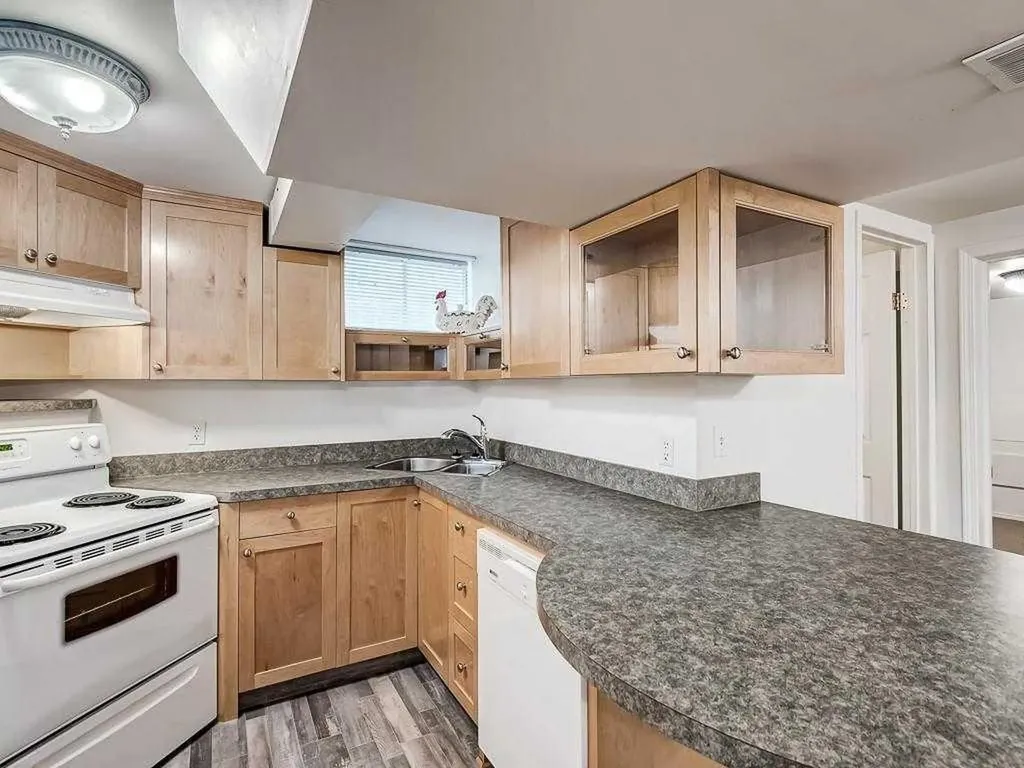 527 35a Street NW Calgary AB T2N 3A1
