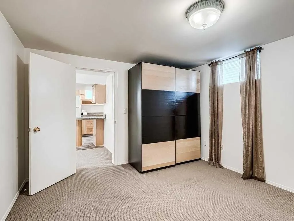 527 35a Street NW Calgary AB T2N 3A1
