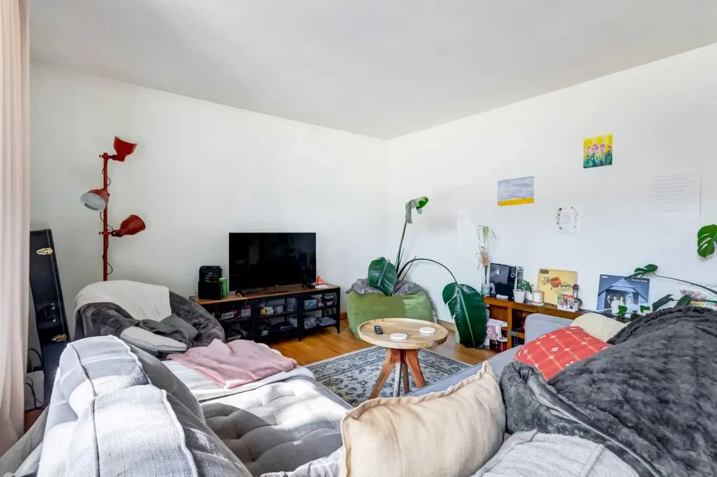 527 35a Street NW Calgary AB T2N 3A1