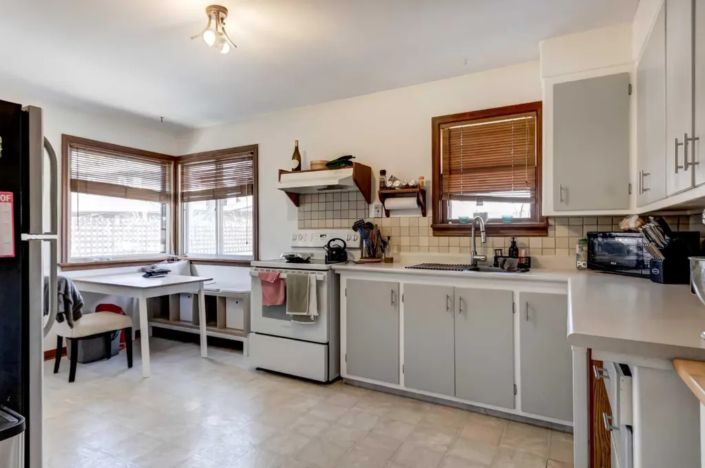 527 35a Street NW Calgary AB T2N 3A1