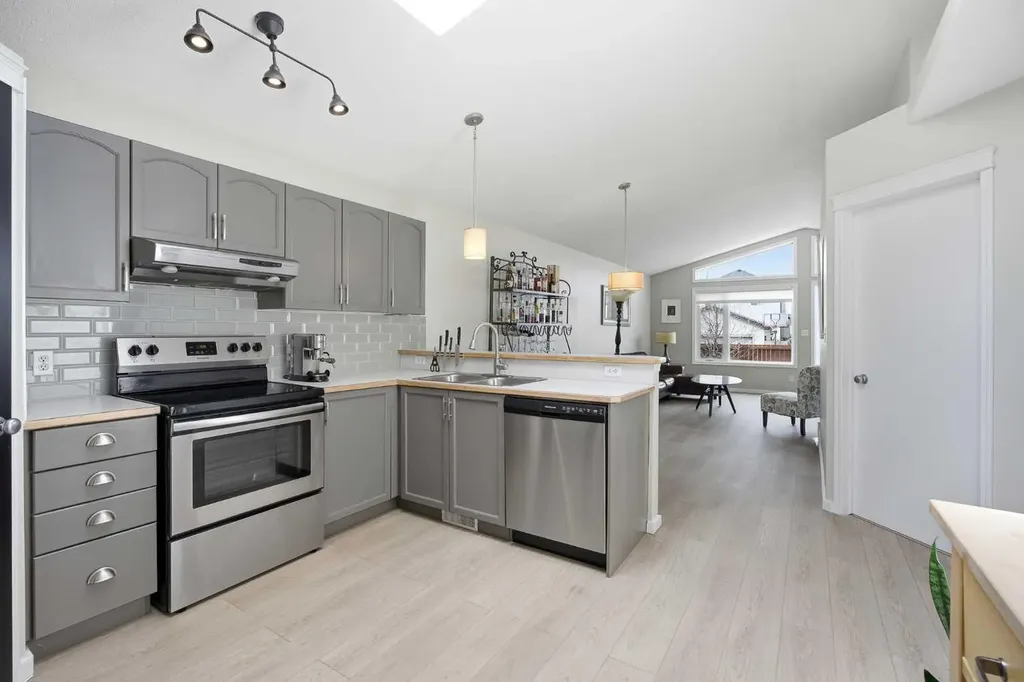 89 Prestwick Way SE Calgary AB T2Z3W7