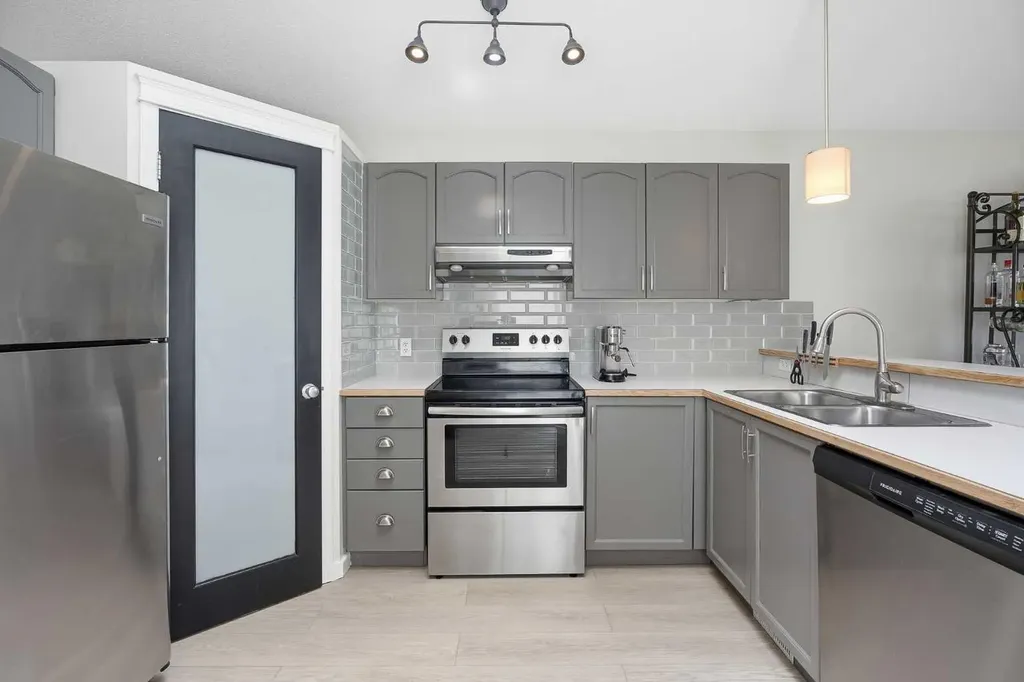 89 Prestwick Way SE Calgary AB T2Z3W7