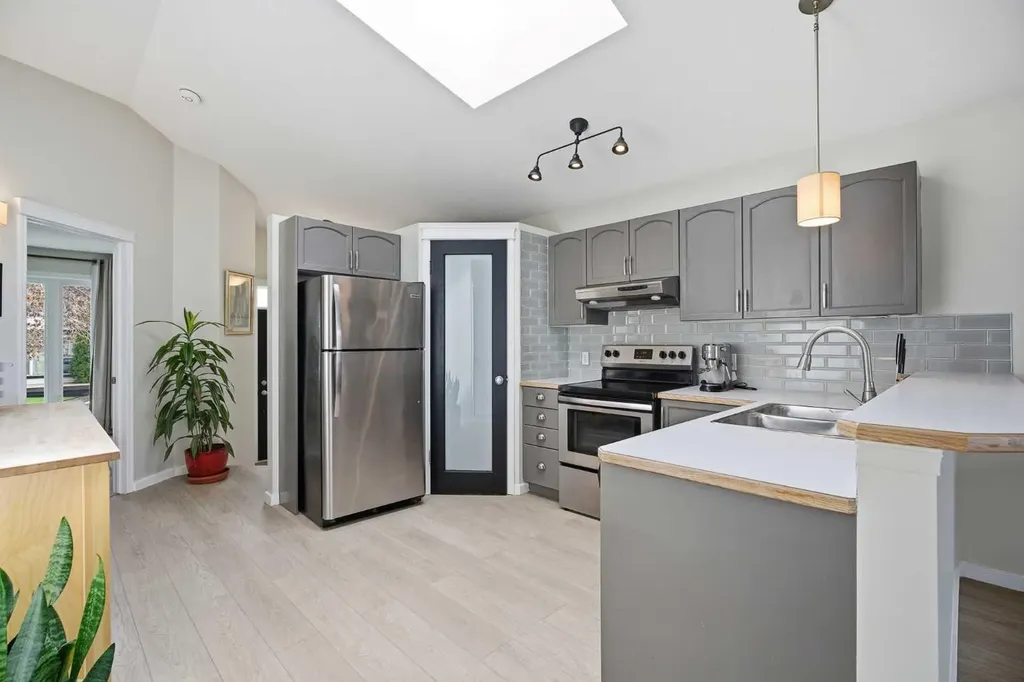 89 Prestwick Way SE Calgary AB T2Z3W7