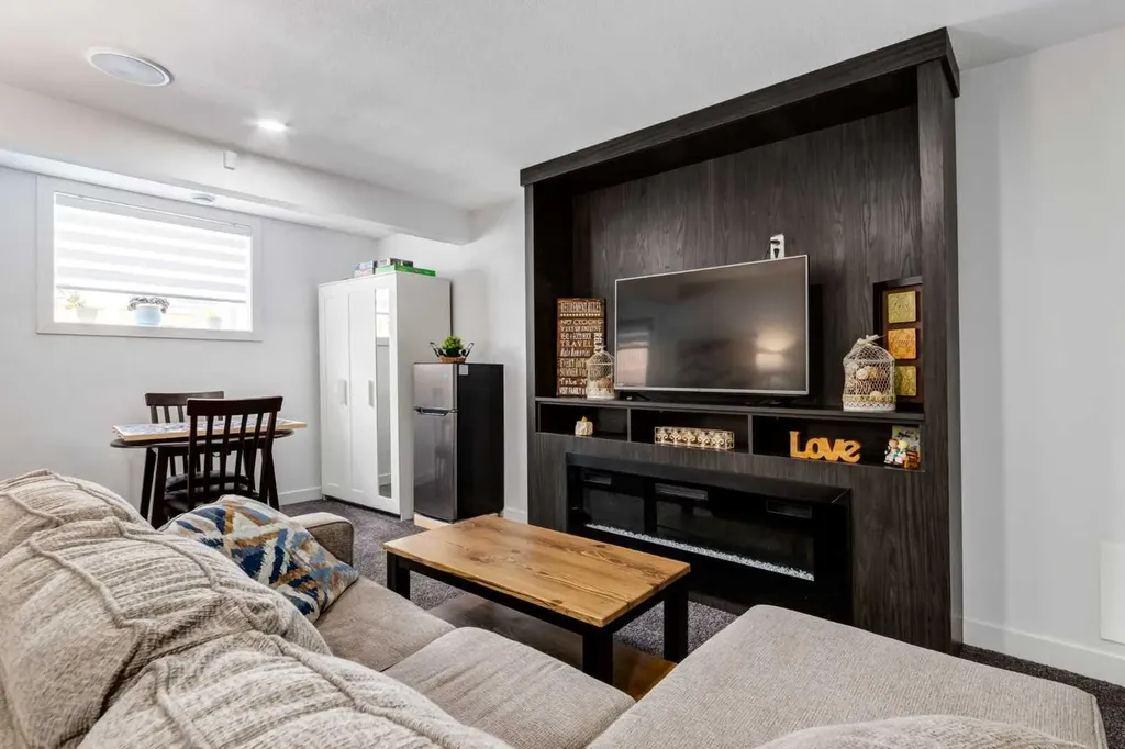 305 Kinniburgh Cove Chestermere AB T1X 0Y7