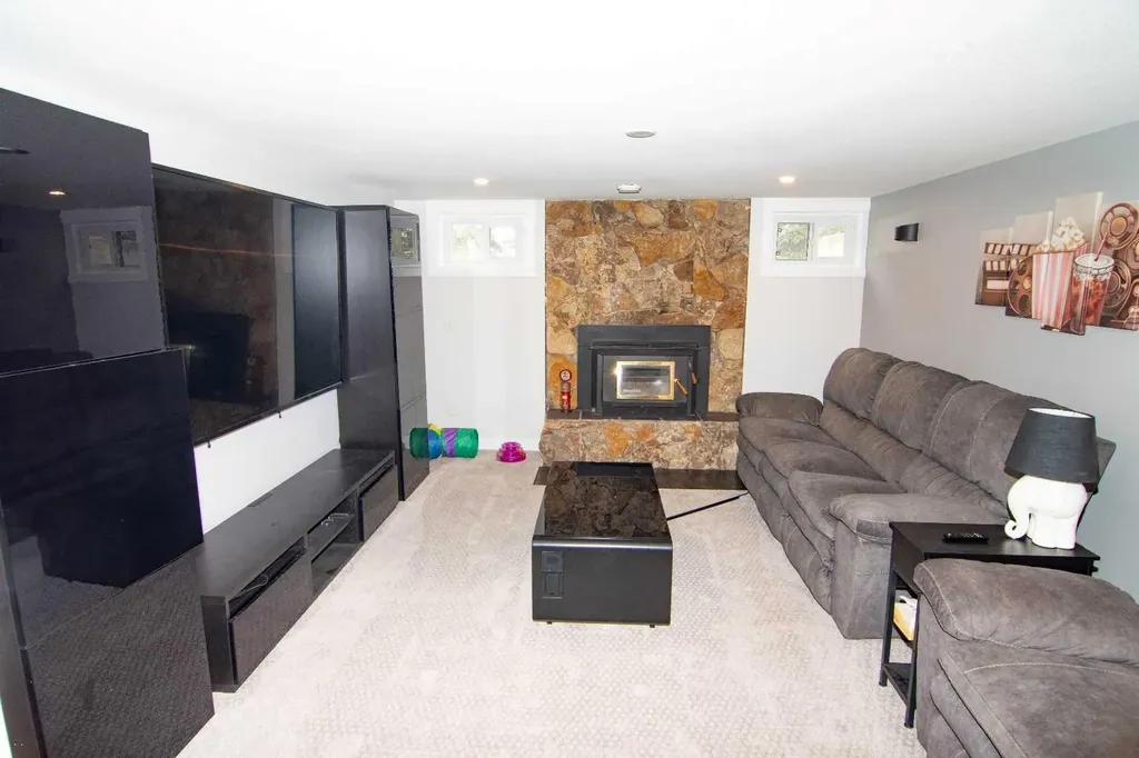 33233 Range Road 284 Rural Mountain View County AB T4H 1P2