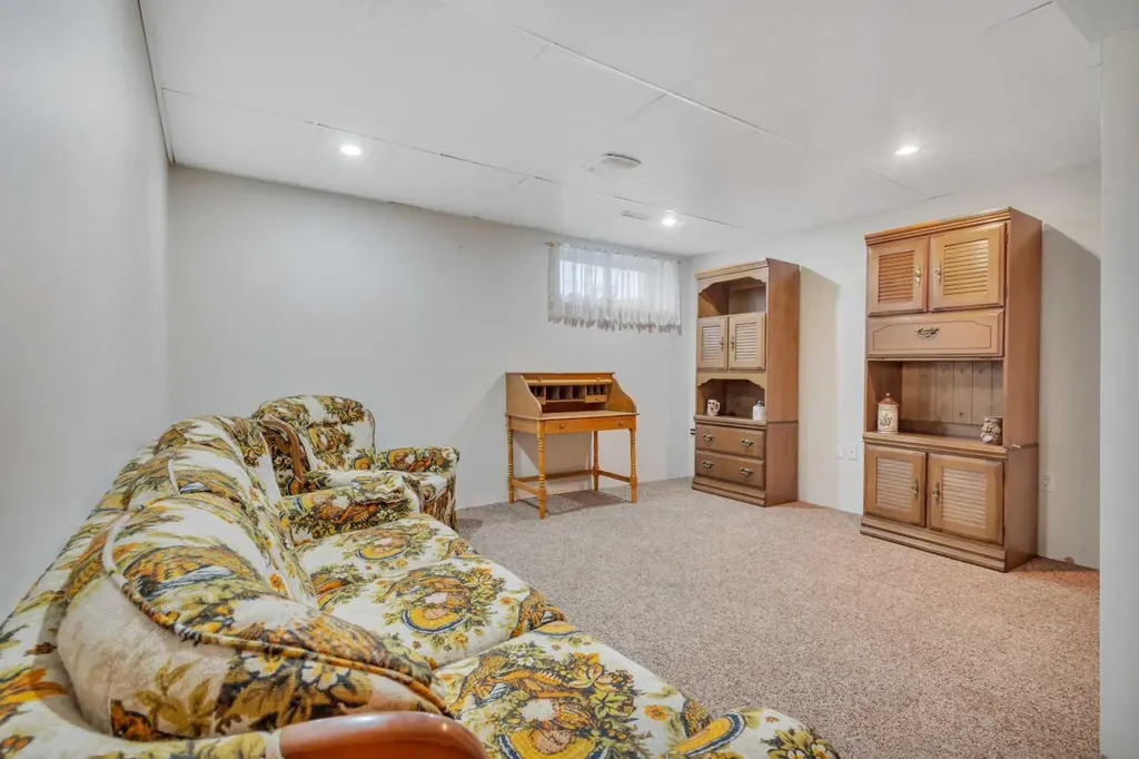 6 Jenkins Drive Red Deer AB T4P 3X1