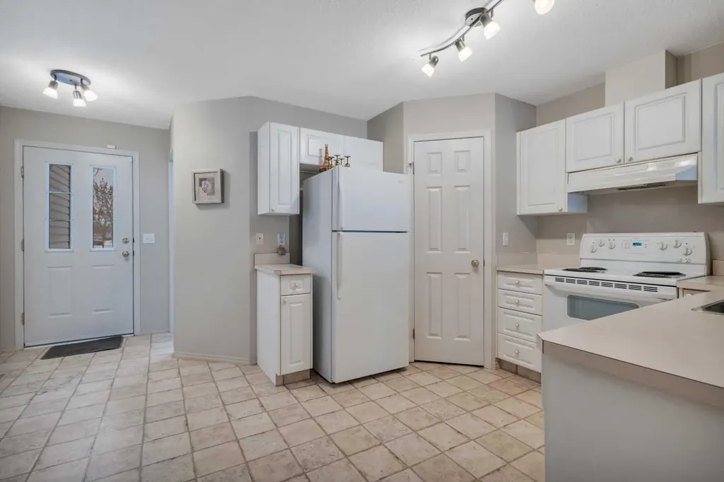 6 Jenkins Drive Red Deer AB T4P 3X1