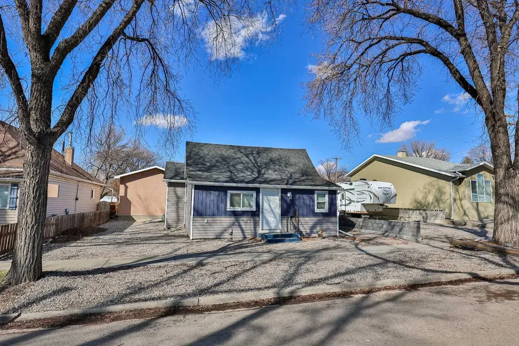 1817 1a Avenue N Lethbridge AB T1H 0A9