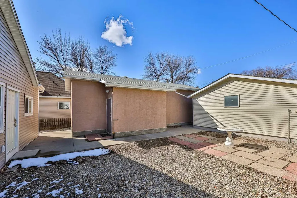 1817 1a Avenue N Lethbridge AB T1H 0A9